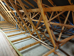 Zateplení stropu dětské léčebny pomocí foukané izolace